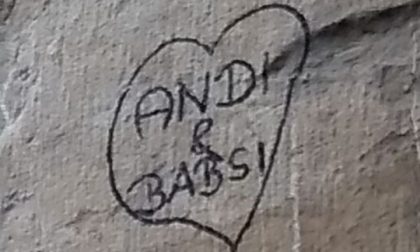 Atto vandalico: sposini scrivono col pennarello sul Ponte Vecchio