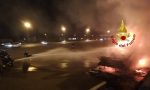 Camper a fuoco al casello dell'autostrada: distrutto