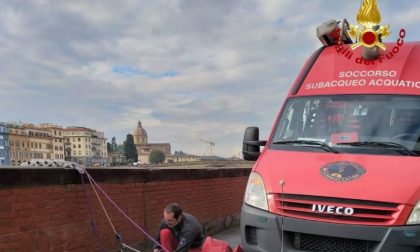 Turista perde la borsa in Arno: la recuperano i vigili del fuoco