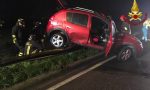 Auto finisce sopra il guardrail