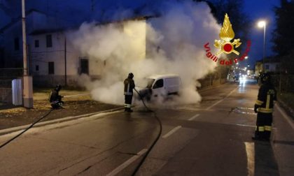 A fuoco auto a gas in via Cava