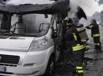 Due camper e un camion in fumo: ipotesi incendio doloso a Signa