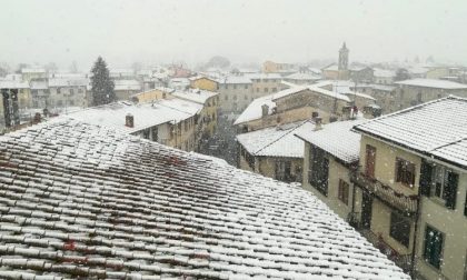Deboli nevicate anche a Lastra a Signa, spalaneve in azione