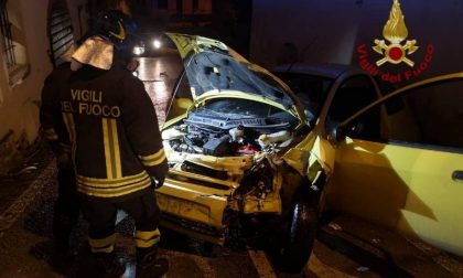 Incidente a Monte San Savino: vanno a sbattere con l'auto contro il muro
