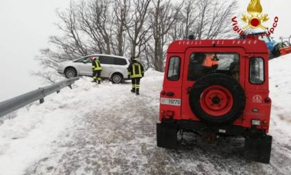 Incidente per la neve in Garfagnana: famiglia finisce con l'auto in bilico sul precipizio