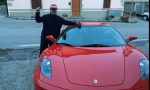 Compra la Ferrari senza patente: parla l'amico che gliela guida
