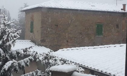 E' arrivata la neve: il risveglio di Volterra sotto i fiocchi: guarda il video