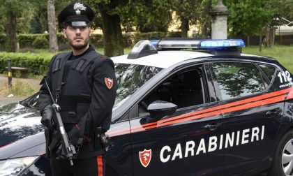 Tenta di investire i carabinieri, un militare spara: ferito a un piede