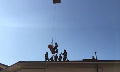 Campi Bisenzio, i pompieri salvano donna che voleva gettarsi dal tetto