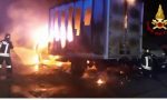 In fiamme un camioncino e un furgone nella notte VIDEO