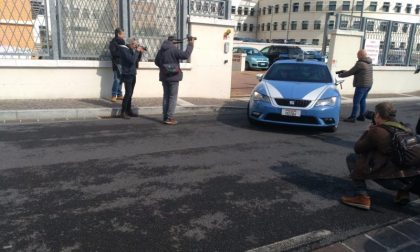 Lite finisce a colpi di taglierino in strada