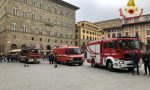 Minacciava di gettarsi di sotto in pieno centro, soccorso dai Vigili del Fuoco