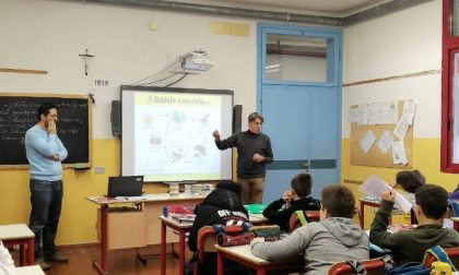 Rifiuti, consegnati i bidoni della raccolta differenziata in ogni classe della scuola media di Carmignano