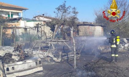 Carcasse di auto in fiamme a Monsummano