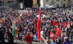 Piazza del Mercato blindata e vuota, piazza delle Carceri piena di gente