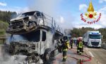 Incendio in autostrada: brucia bisarca FOTO