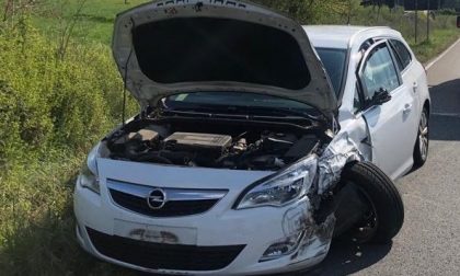 Scontro tra due auto, intervengono i vigili del fuoco FOTO