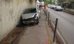 Auto “impazzita” invade la pista ciclo-pedonale