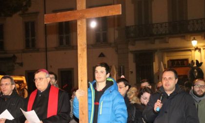 La Via Crucis dei giovani per le strade del centro storico di Prato