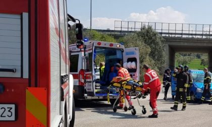 Auto si ribalta dopo scontro con un camion