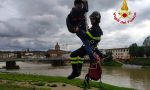 Bloccati sulla riva dell'Arno, intervengono i pompieri VIDEO