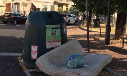 Risveglio fra i rifiuti in piazza Gramsci