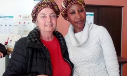 Chemioterapia: le donne africane insegnano come indossare il copricapo