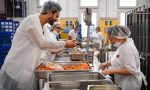 Marco Bianchi e la vincitrice di Masterchef al centro cottura delle scuole