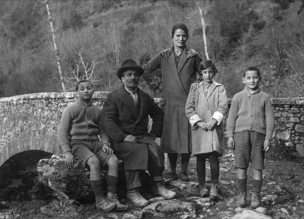 La famiglia Marchi ritratta al ponte della centrale, anni '20