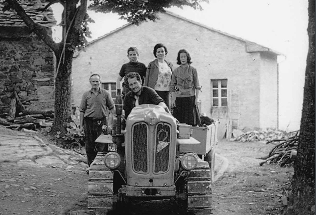 Lido Pieraccini sul trattore a cingoli, anni '70 Foto Pro Loco Gavigno