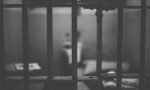 Giornata di follia nel carcere di Pisa: detenuto simula suicidio in cella e poi ferisce un agente 