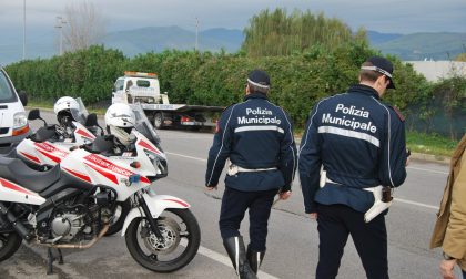 Sulla Vespa senza assicurazione e libretto di circolazione. Quasi 3 mila euro di multa e il sequestro del mezzo