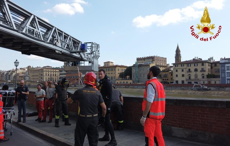 Soccorso in Arno, Vigili del Fuoco salvano straniero dalle acque