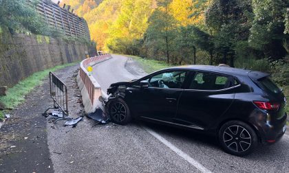 Auto prende in pieno una barriera: un ferito