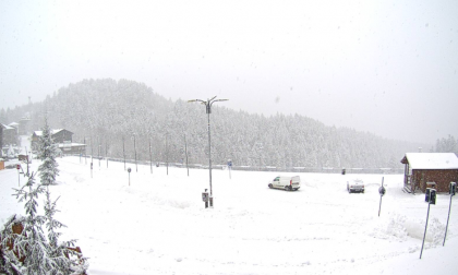 Copiosa nevicata ad Abetone: al lavoro per aprire le piste nel weekend