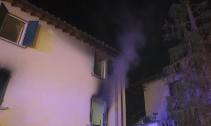 Incendio dentro un’abitazione: due persone portate in ospedale