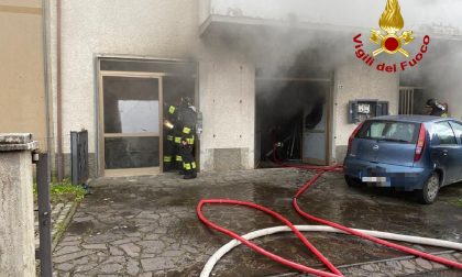 Incendio scaturito in un garage al piano terra di una palazzina di due piani