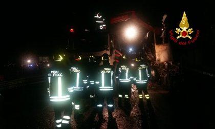 Barberino del Mugello, incendio di un mezzo pesante in A1: notte di lavoro per i vigili del fuoco