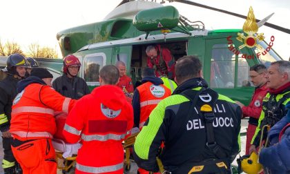 Cade durante un'escursione: recuperato con l'elicottero dei vigili del fuoco