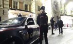 Vede i carabinieri e comincia ad agitarsi...nascondeva droga