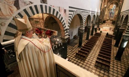 Il vescovo Nerbini ha impartito la benedizione sulla città di Prato con la Sacra Cintola - FOTO