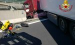 Mezzo pesante rimane in bilico in autostrada: salvato il conducente - IL VIDEO