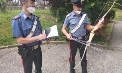 A torso nudo con in mano arco e frecce semina il panico in centro