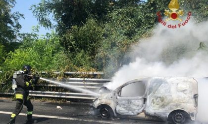 Autostrada chiusa: furgone a fuoco