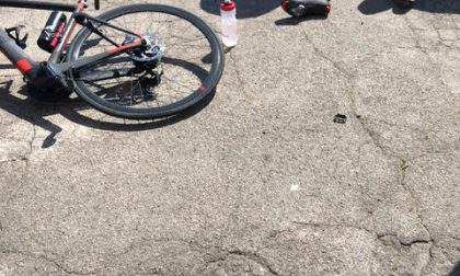 Ciclista prende la borraccia e cade sulla statale 325