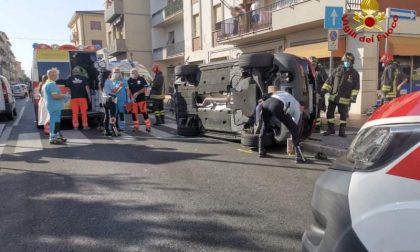 Si ribaltano due veicoli in via dei Ciliani: intervengono i vigili del fuoco - GUARDA LE FOTO