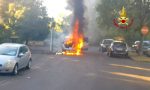 Auto prende fuoco mentre viaggia