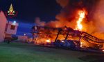 Incendio in una fabbrica: sul posto anche un mezzo aeroportuale dei vigili del fuoco - LE FOTO