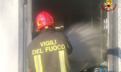 Vigili del fuoco al lavoro a Carmignano per un incendio in un capannone