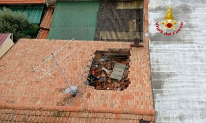 Crolla parte di un tetto di un condominio a Prato: evacuati i residenti